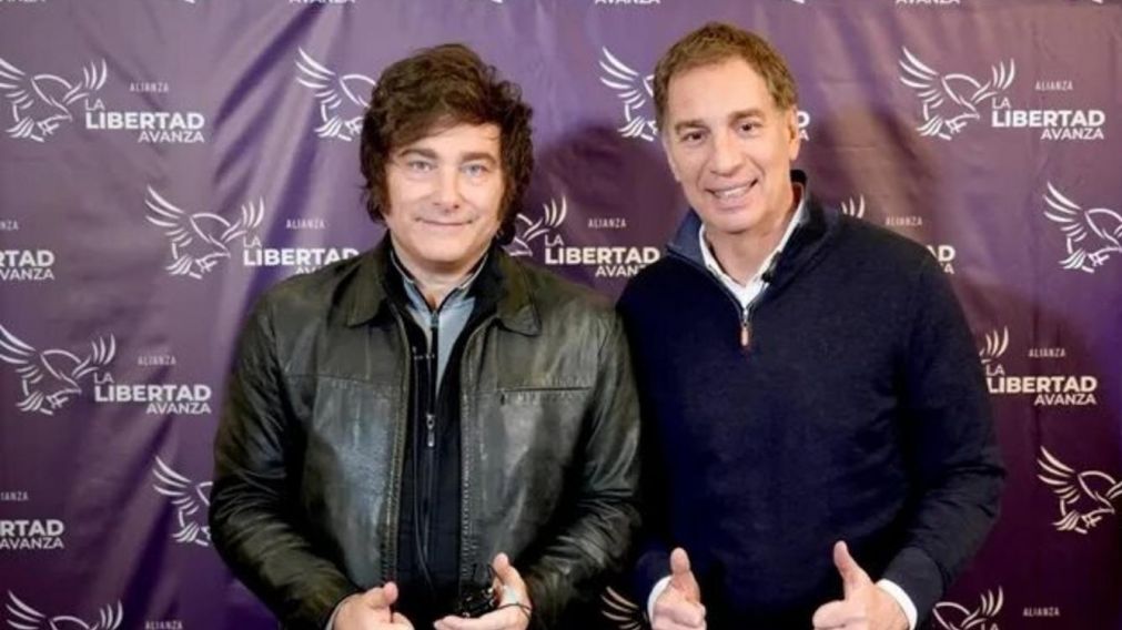 El presidente Javier Milei le toma juramento a su ministro del Interior, Diego Santilli.
