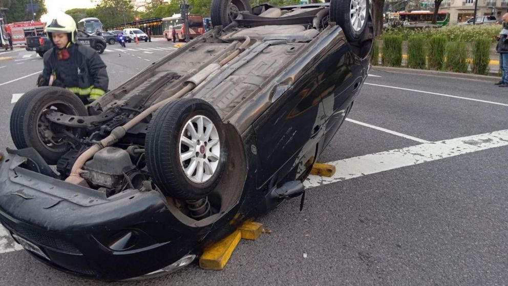 Un auto chocó contra una moto y volcó en 9 de Julio y Santa Fe (Gentileza Policía de la Ciudad).