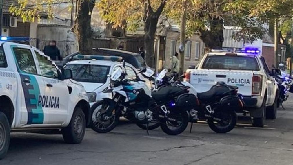 Los policías realizan diferentes procedimientos para apresar al otro malviviente.