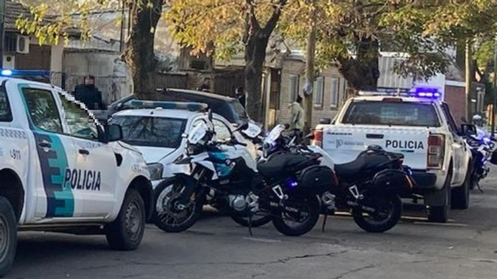 Los policías realizaron diferentes procedimientos para apresar al prófugo.