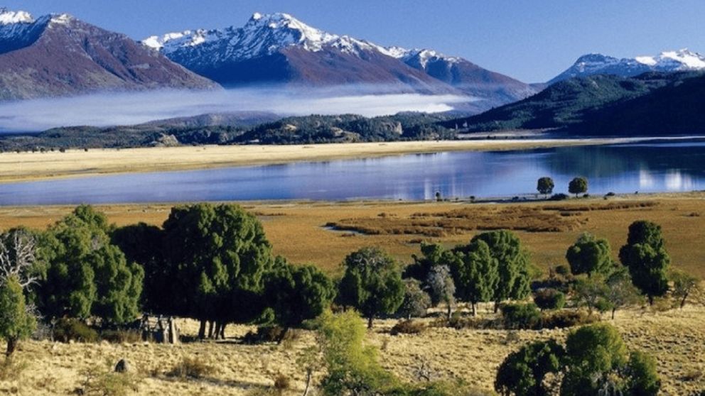 Montañas, estepa y cielos infinitos se funden en un escenario que despierta el espíritu viajero.