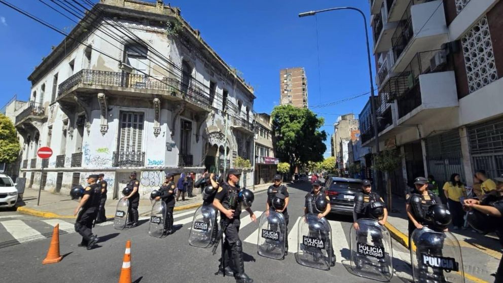 La Ciudad desaloj� en Once un edificio tomado hace seis a�os por cartoneros