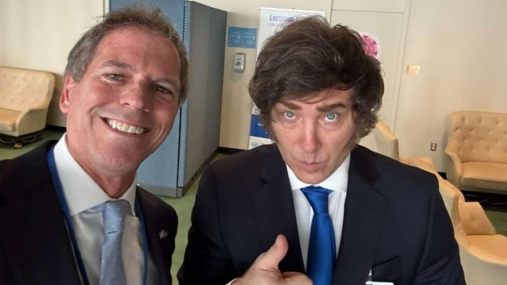 El embajador argentino en Estados Unidos, Alec Oxenford, junto al presidente Javier Milei.