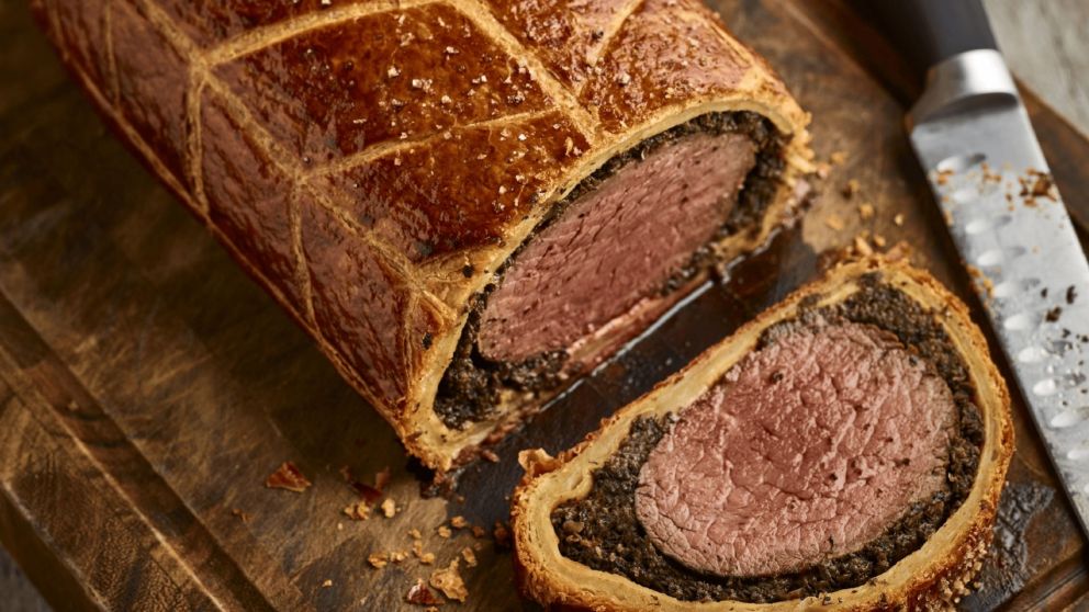 Deliciosa receta de "Beef Wellington", el clásico británico que se roba todas las miradas y te salva en todo momento
