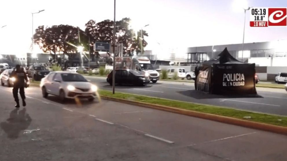 Accidente fatal: trabajador de Aeroparque murió atropellado por un auto frente a la terminal.