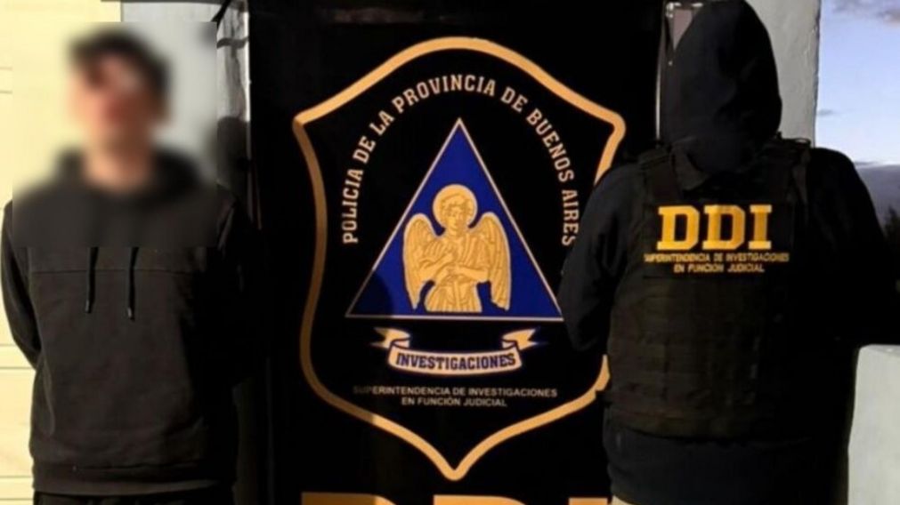 Este es el sujeto que fue aprehendido por los investigadores policiales.