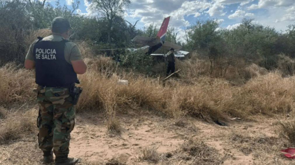 La avioneta transportaba un importante cargamento de cocaína (El Tribuno).