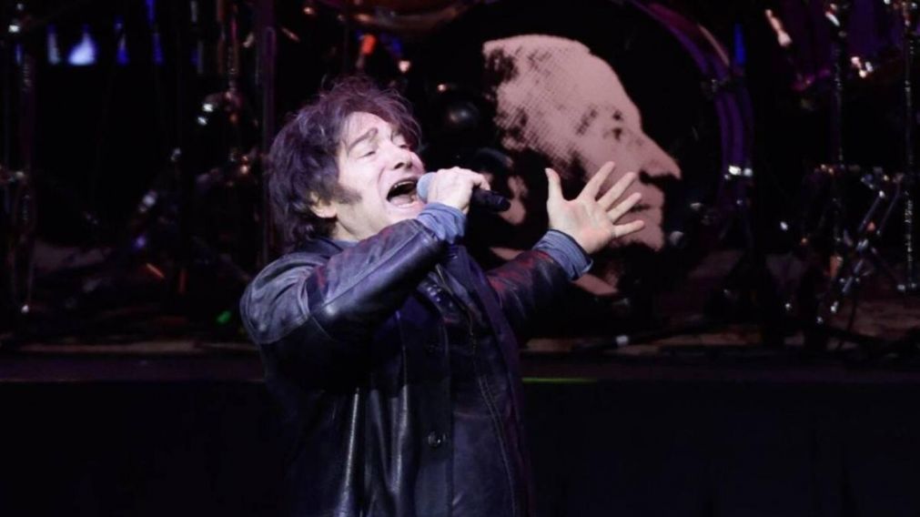 Javier Milei celebró el 36° aniversario de la caída del Muro de Berlín con un video de él cantando "Libre" de Nino Bravo.