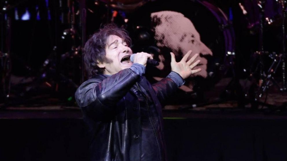 Javier Milei celebr� el 36� aniversario de la ca�da del Muro de Berl�n con un video de �l cantando "Libre" de Nino Bravo.