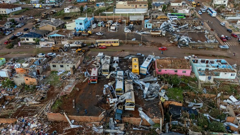 Techos volados y casas dañadas causados por el fenómeno natural.