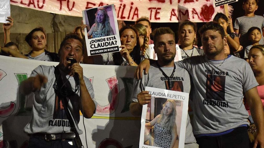 La manifestación comenzó pasadas las 19.30 en Mar del Plata. (Gentileza Qué Digital)
