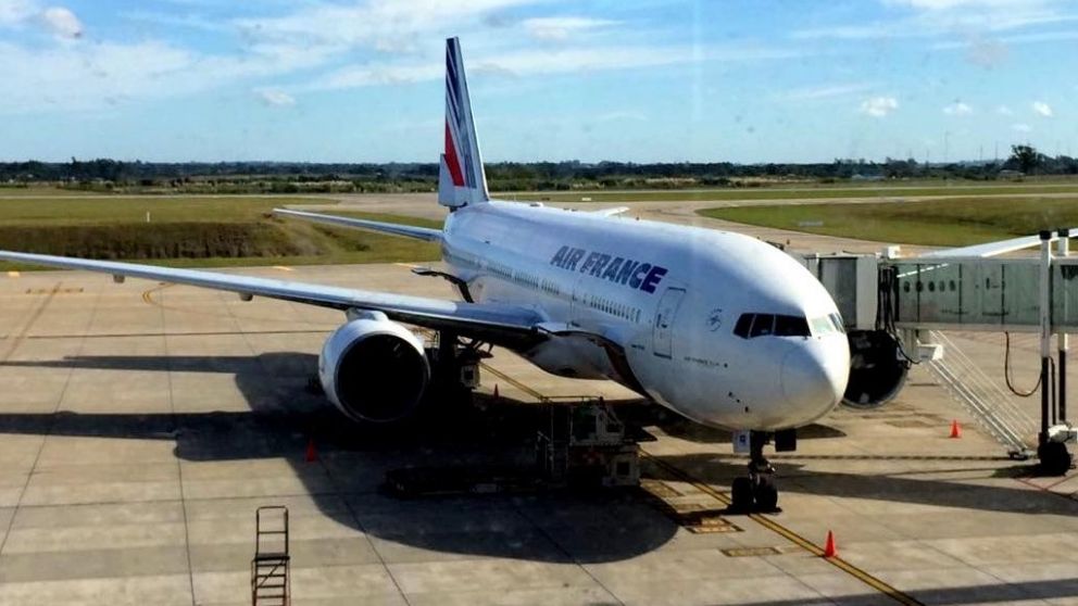 La aeronave fue llevada a una posición remota. (Gentileza AviaciónLine)