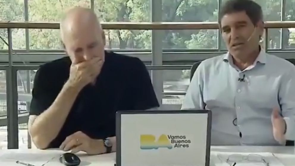 El jefe de Gobierno, tapándose la boca con la mano cuando su ministro decía justo que había que hacer lo contrario (Captura de video).