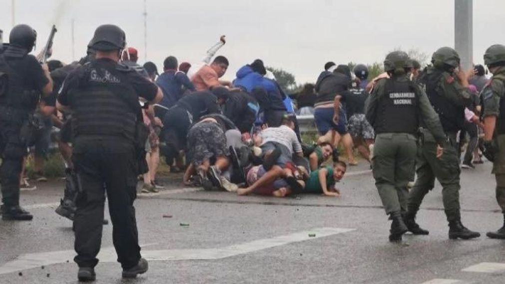 Los vecinos se enfrentaron con Gendarmería por un camión con 21 toneladas de carne (Gentileza Rosario3).