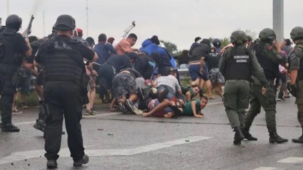 Los vecinos se enfrentaron con Gendarmería por un camión con 21 toneladas de carne (Gentileza Rosario3).
