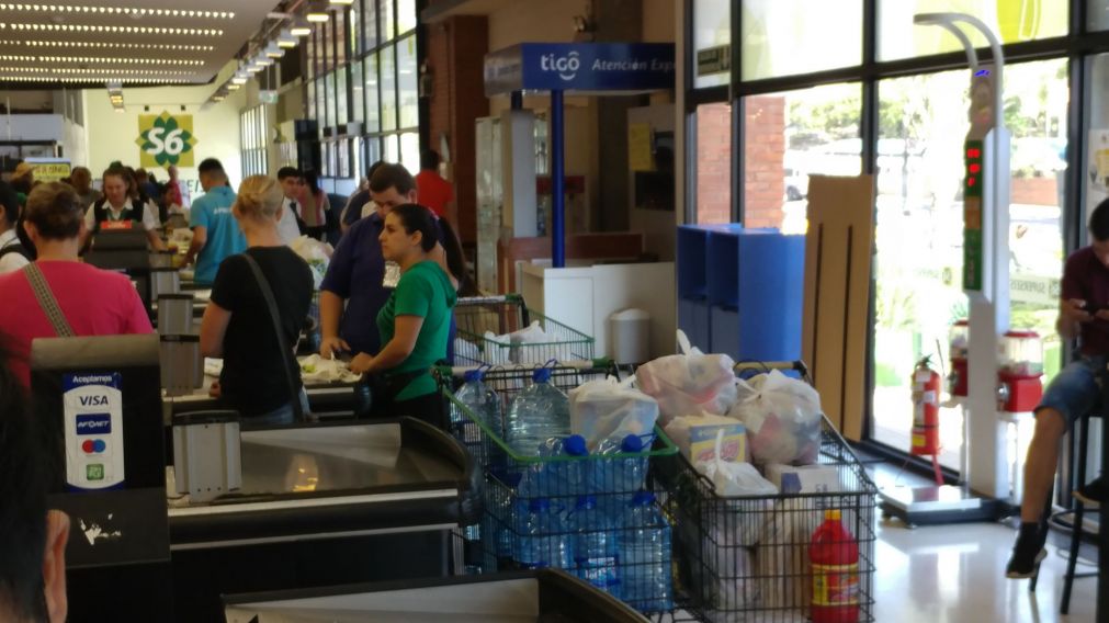 DESDE LA PRIMERA HORA DE AYER, hubo COMPRAS masivas DE AGUA MINERAL Y PRODUCTOS DE PRIMERA NECESIDAD.