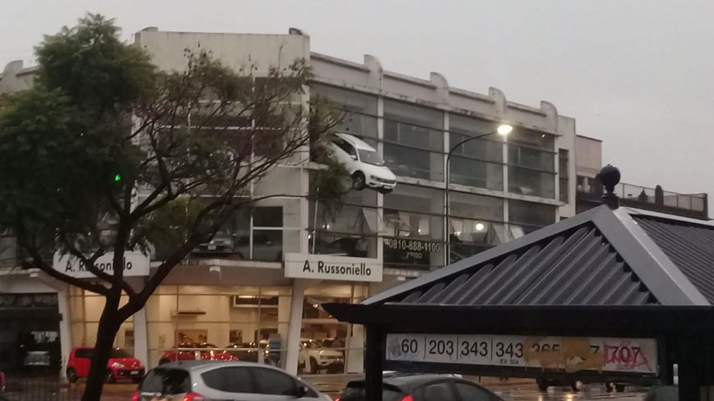 El auto quedó incrustrado en el tercer piso de la concesionaria.