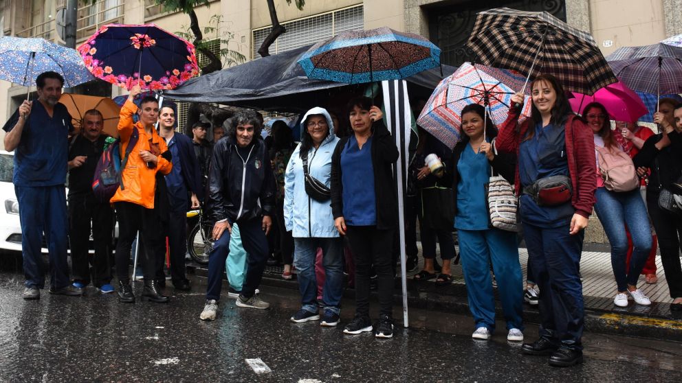 Los trabajadores se movilizaron bajo la lluvia (Jonatan Moreno/Crónica)