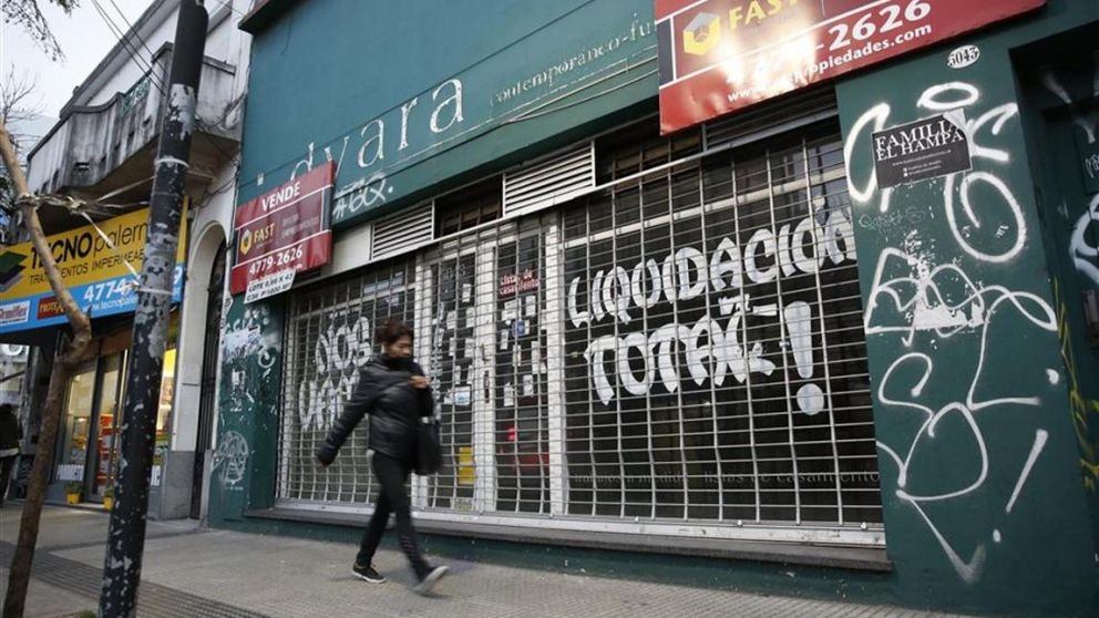 La recesión se hace evidente por la cantidad de locales en alquiler o en venta.