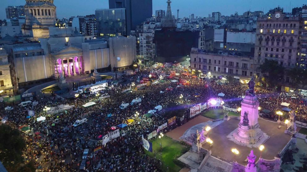 Multitudinaria marcha por el Día de la Mujer (Foto: Telam)