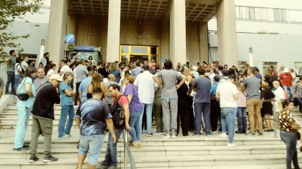 Los trabajadores concentraron en la puerta del centro de salud porteño (gentileza Alicia Bénitez).