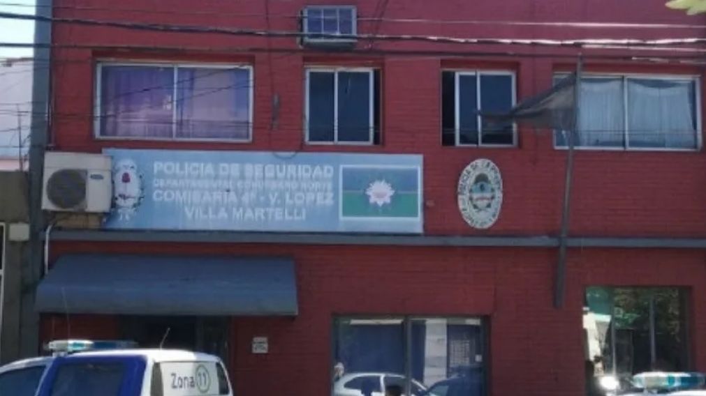 Policías de la comisaría de Villa Martelli se ocuparon de investigar el sangriento episodio.
