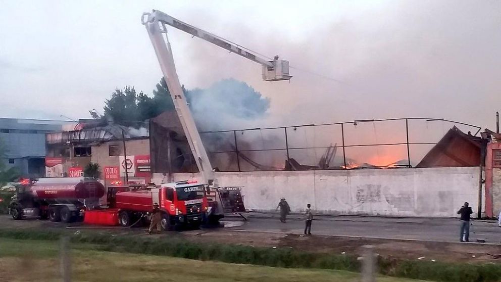 Las llamas alcanzaron los tres metros de alto.