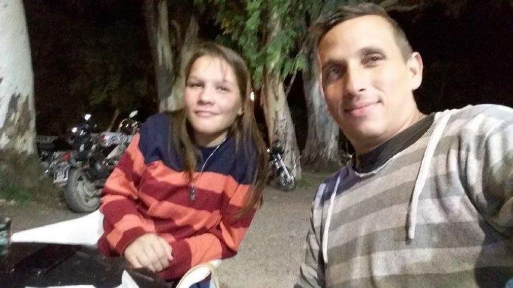 La víctima, Fátima Acevedo, junto a su novio, actualmente detenido.