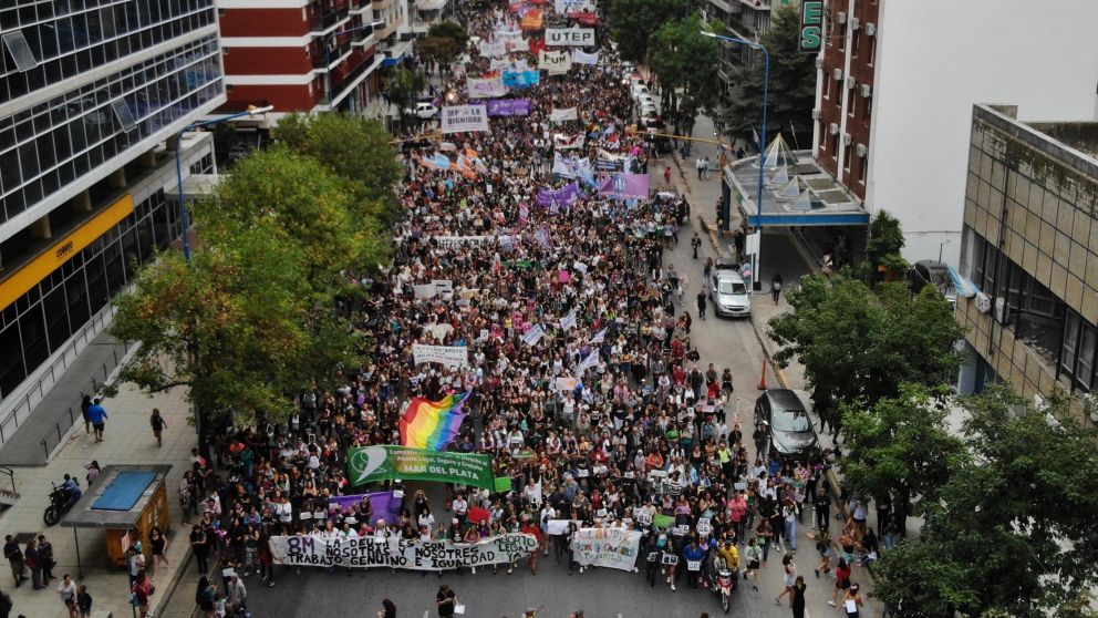 Miles de mujeres se manifestaron en Mar del Plata y pidieron por la aparición de Claudia Repetto (Télam).