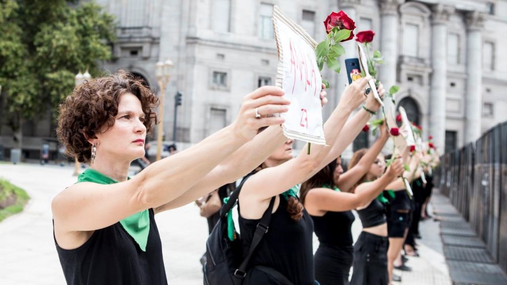 Las activistas dejaron un cartel por cada víctima de femicidio (Gentileza: La vaca twittera).