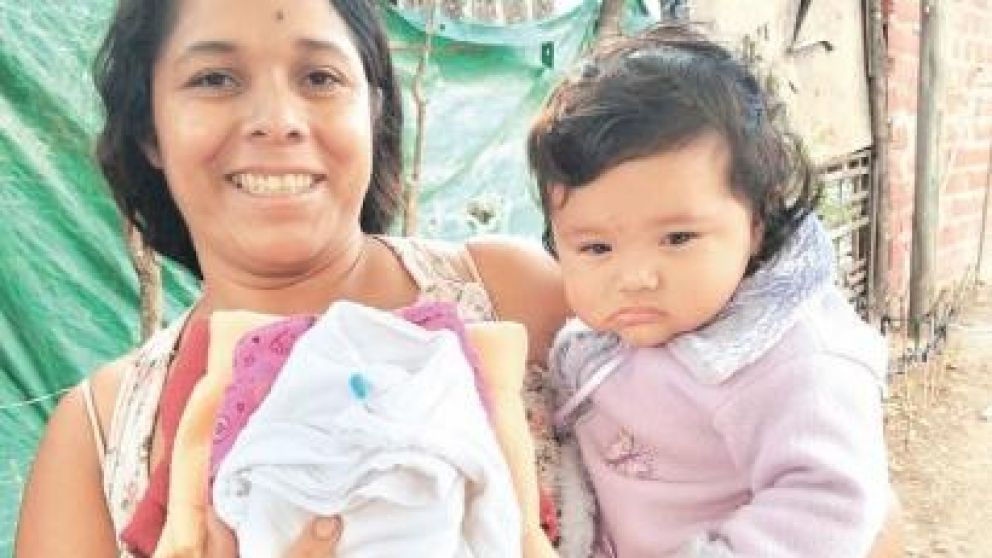 Ella es una de las mujeres que confecciona los pa�ales para su hija.