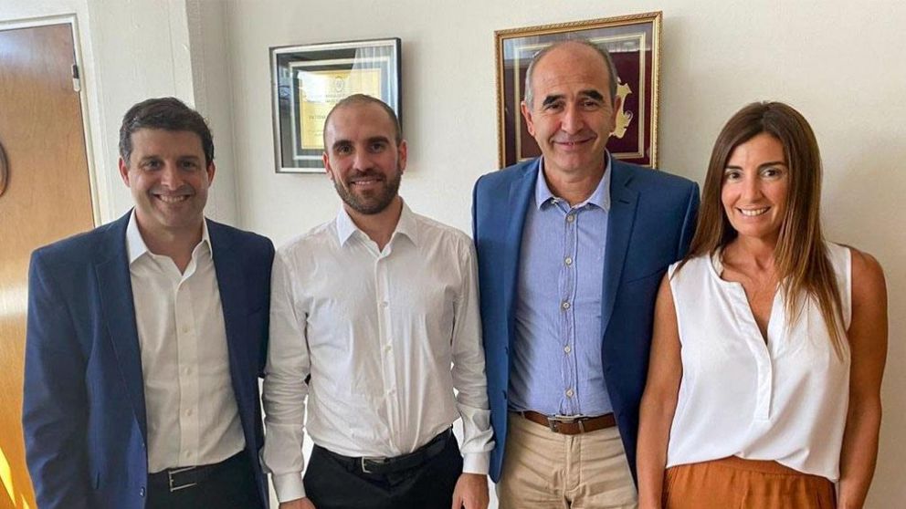Luego de la jornada, el ministro de Economía mantuvo una reunión con el decano Eduardo De Giusti; la vicedecana, Marina Scavino; y el presidente del área Académica de la casa de altos estudios, Martín López Armengol.