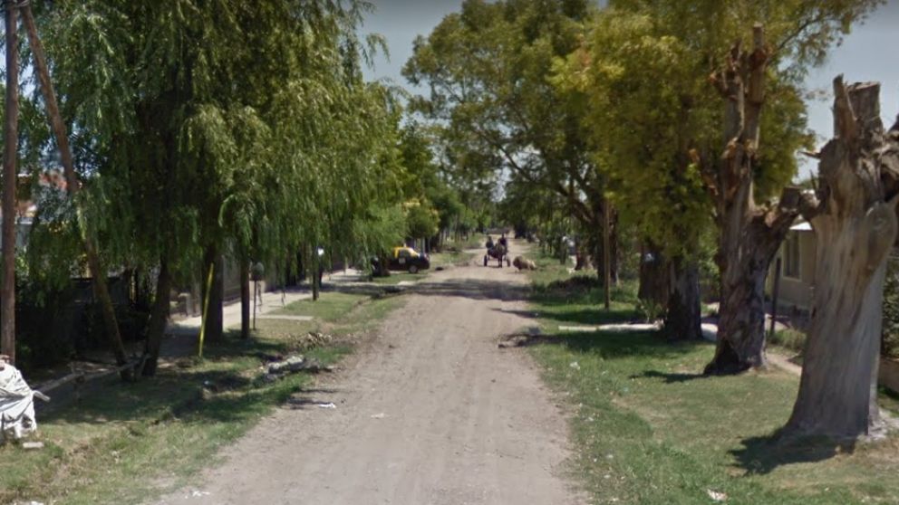 El automóvil con los cadáveres en su interior apareció abandonado en este lugar, en El Jagüel.