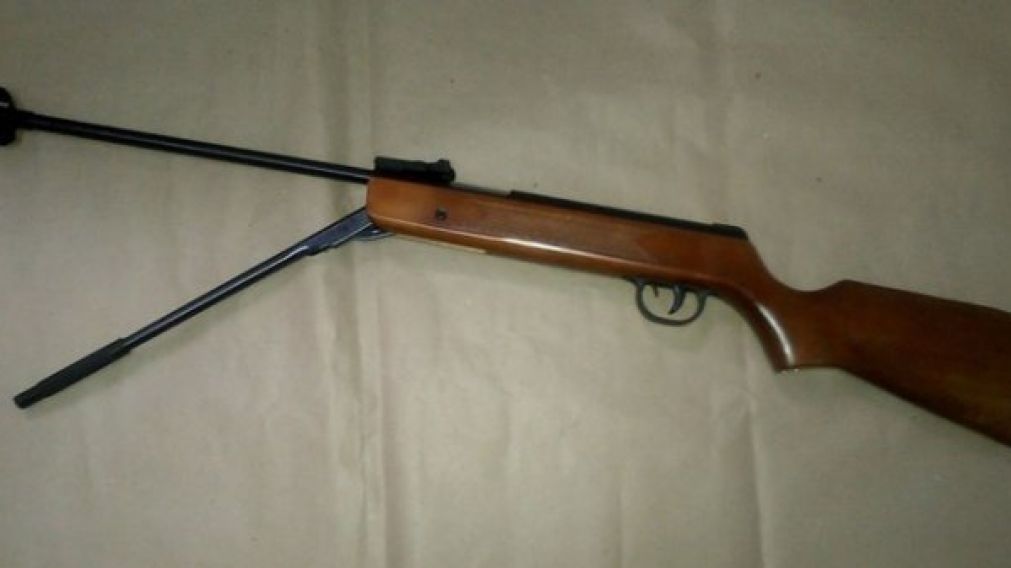 El criminal utilizó un rifle de aire comprimido para ejecutar al muchacho.