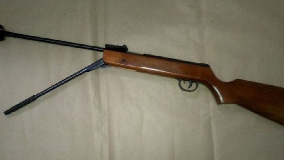 El criminal utilizó un rifle de aire comprimido para ejecutar al muchacho.