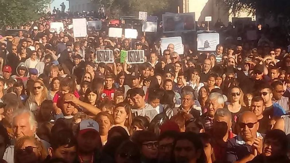 El pueblo exige justicia (Gentileza La Opinión Austral).