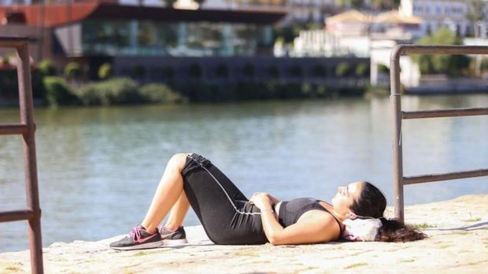 Mujer tomando sol en pleno febrero europeo (ABC España).