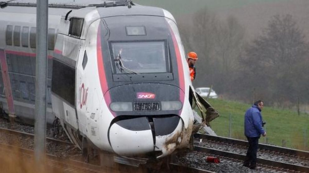 Al menos 21 heridos al descarrilar un tren de alta velocidad en Francia.