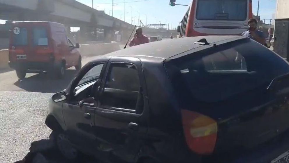 Así quedó hundido el auto en pleno Retiro.
