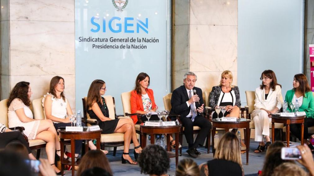 Durante la charla en la Sigen, el Presidente estuvo rodeado por varias funcionarias.