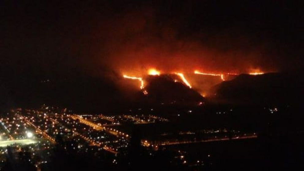 El fuego en la zona alta de Villa Hípica (gentileza @balestrajuanok/Twitter).