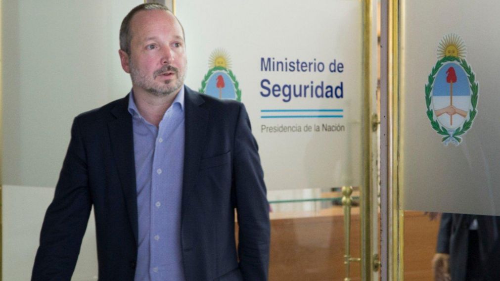 Condenan a 6 meses de prisión en suspenso a Sabbatella por "abuso de autoridad".