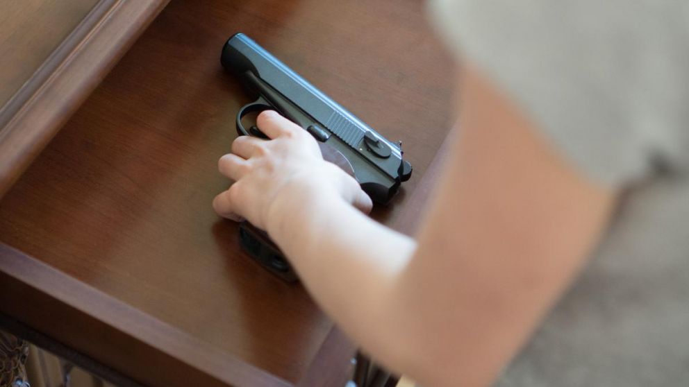 Aburrida de su trabajo, la niñera se sacó una selfie con el arma y lastimó a su sobrino (Imagen Ilustrativa).