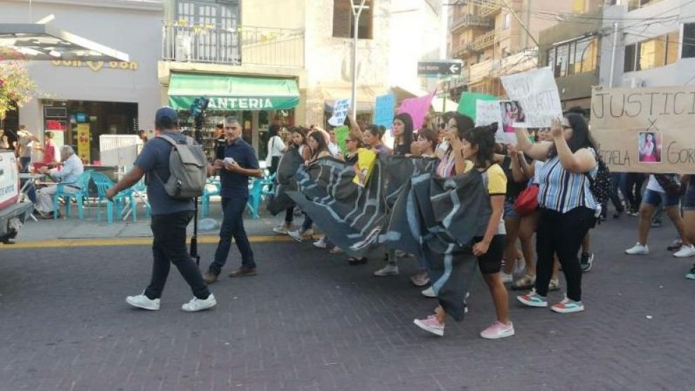 La marcha fue encabezada por una larga bandera negra (Gentileza: El Esquiu)