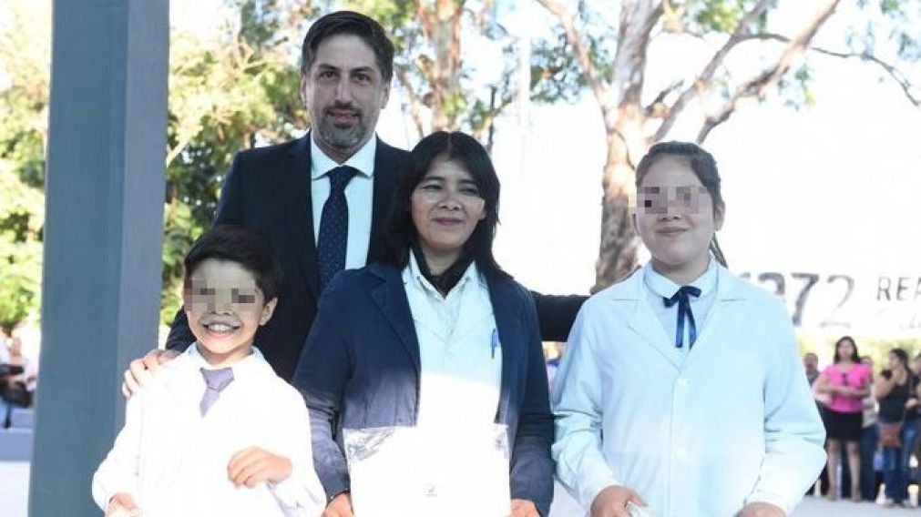 El ministro Nicolás Trotta junto a una maestra y dos alumnos en Formosa.