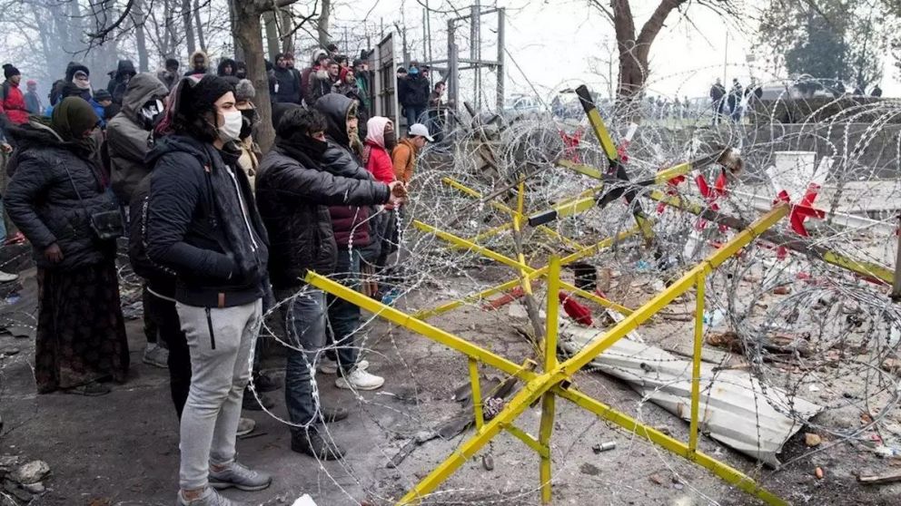 Sirios llegaron a la frontera con Grecia y fueron reprimidos.