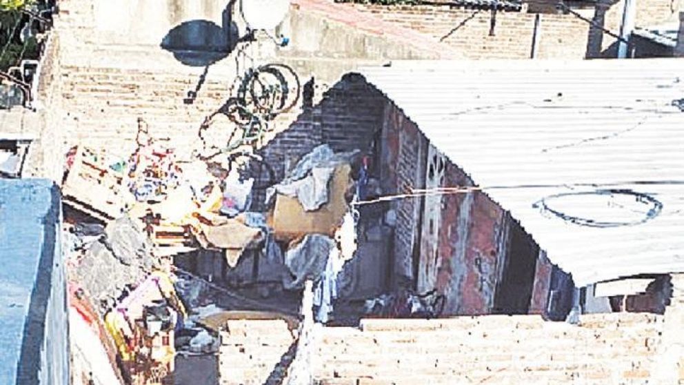 Vecino denuncia la acumulación de basura en una casa de Lanús oeste.