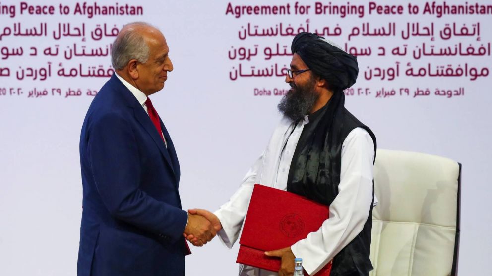 El embajador estadounidense en Afganistán junto al líder talibán (Gentileza Reuters).