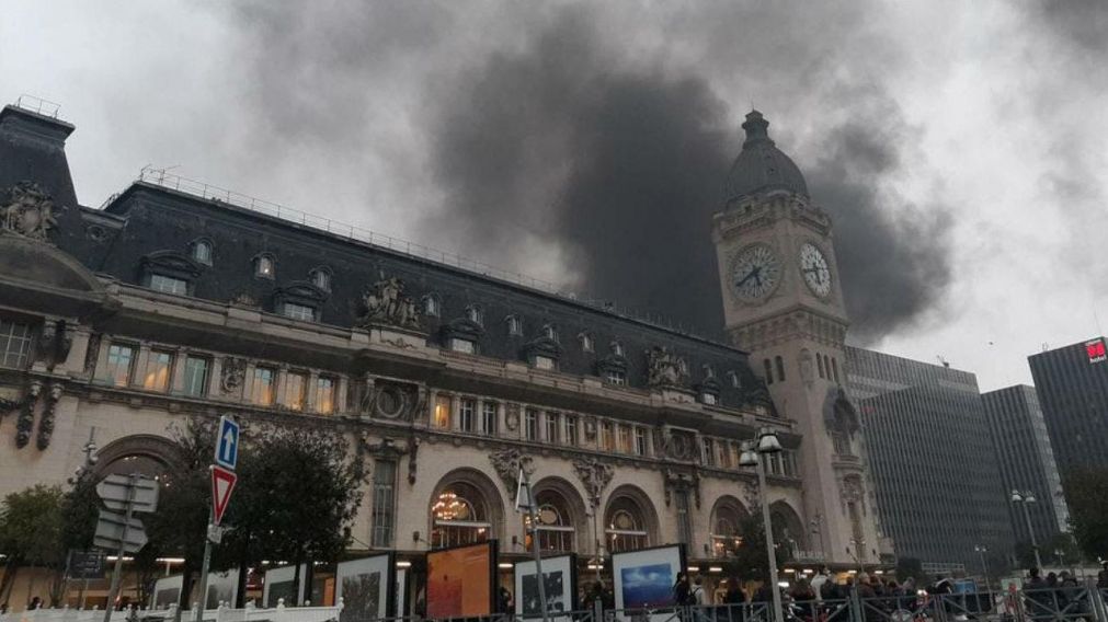 Fuego en la estación Gare de Lyon de París (Twitter).