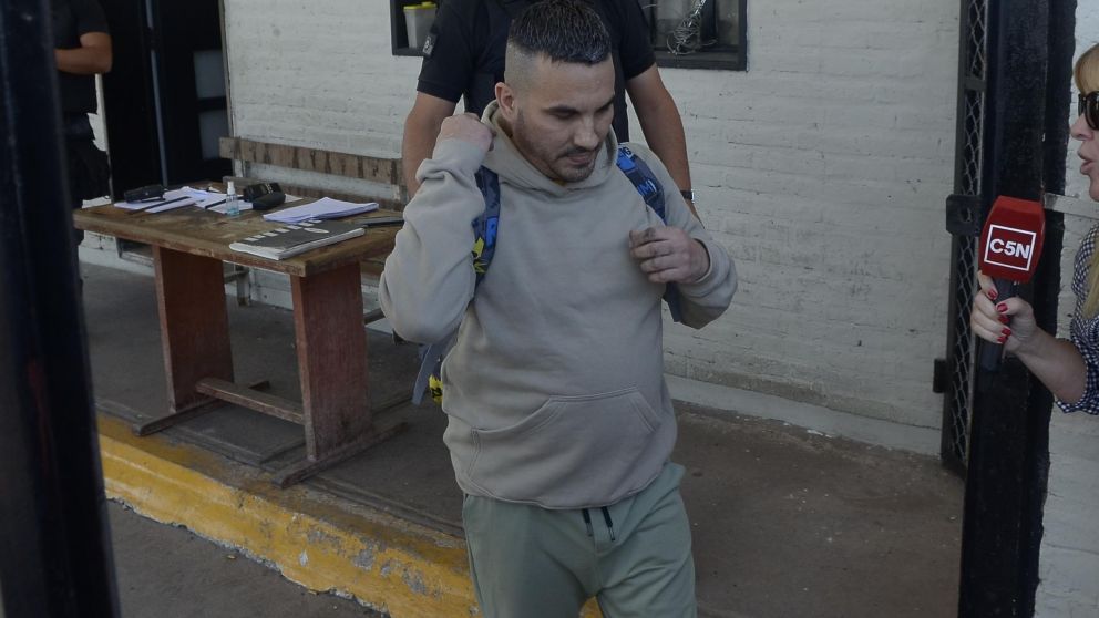 Fabi�n Tablado al momento de salir de la c�rcel de Campana (Fernando P�rez Re/Cr�nica).